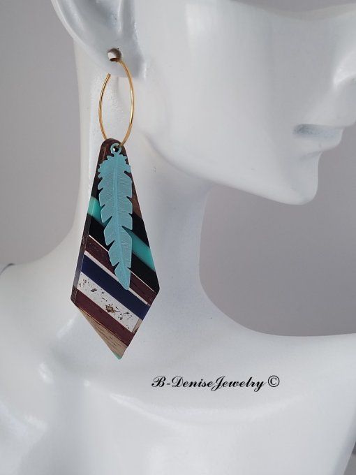 Boucles créoles originales ethnic en acier inoxydable doré !Pendentif en bois et résine multicolore.