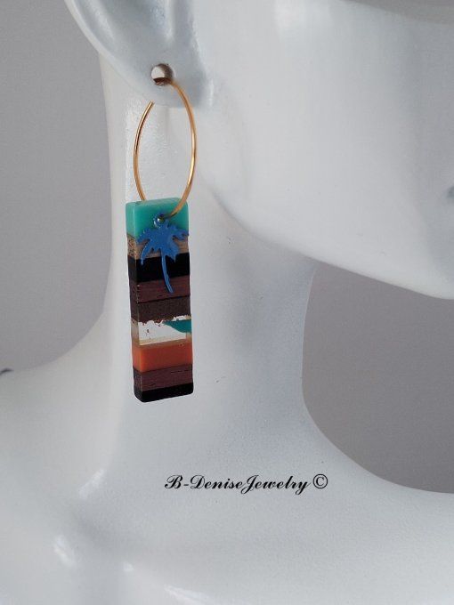 Boucles créoles originales ethnic en acier inoxydable doré !Pendentif en bois et résine multicolore.