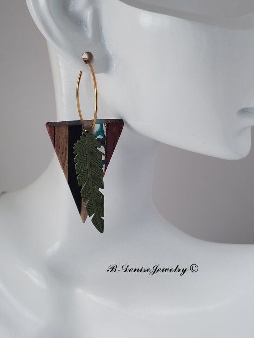 Boucles créoles originales ethnic en acier inoxydable doré !Pendentif en bois et résine multicolore.