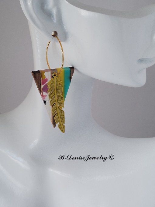 Boucles créoles originales ethnic en acier inoxydable doré !Pendentif en bois et résine multicolore.