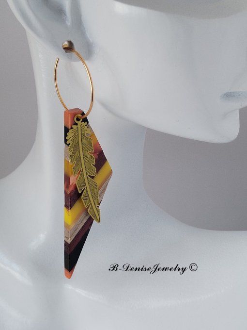 Boucles créoles originales ethnic en acier inoxydable doré !Pendentif en bois et résine multicolore.