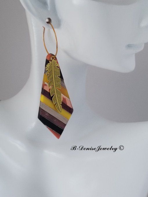 Boucles créoles originales ethnic en acier inoxydable doré !Pendentif en bois et résine multicolore.